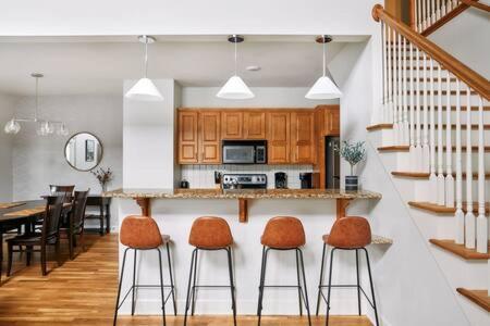 The Commodore - Stunning Vandy Home, Walk To It All ナッシュビル エクステリア 写真