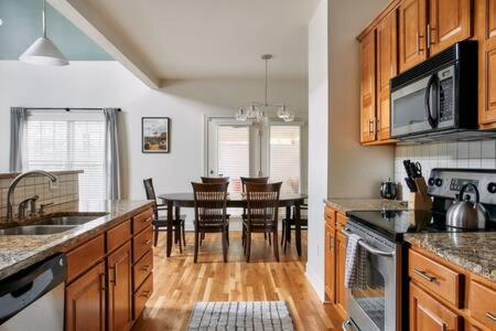 The Commodore - Stunning Vandy Home, Walk To It All ナッシュビル エクステリア 写真