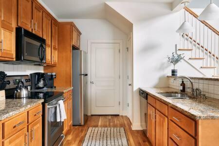 The Commodore - Stunning Vandy Home, Walk To It All ナッシュビル エクステリア 写真